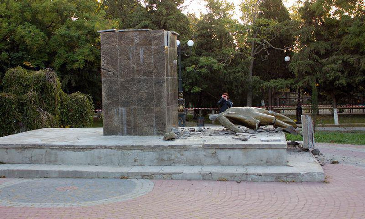 В Крыму сброшен с постамента и разрушен монумент Ленину