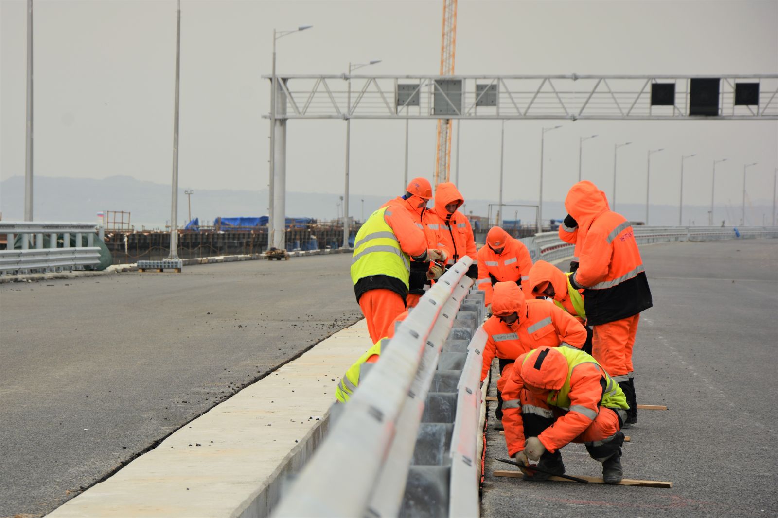 Крымский мост сегодня время. Угроза взрыва Крымского моста. Буй на Крымском мосту. Крымский мост парк Горького.